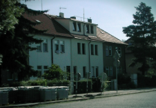 Rekonstrukce řadového domu Na Větrníku - Pohled z ulice